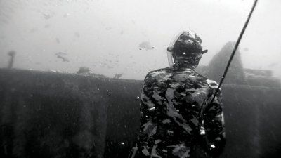 Spearfishing_on_a_wreck.jpg